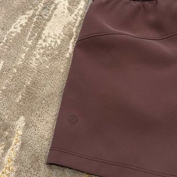 Lululemon On The Fly Short 2.5" Womens size 6 Cherry Cola in GUC - Picture 3 of 7
